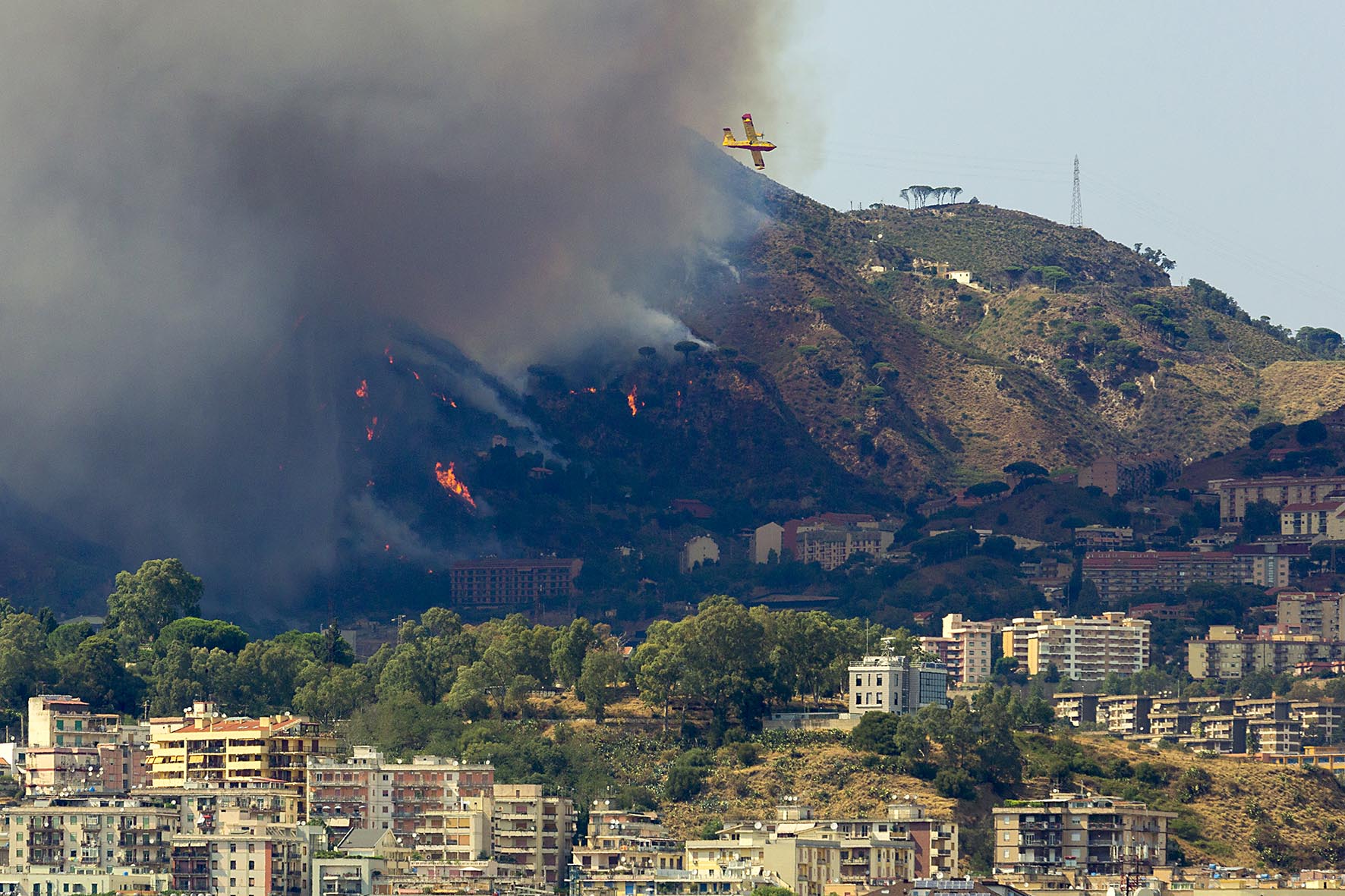 Inferno a Messina, terrore da nord a sud