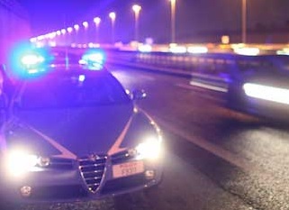 In autostrada senza patente e assicurazione. Scooterista denunciato dalla polizia