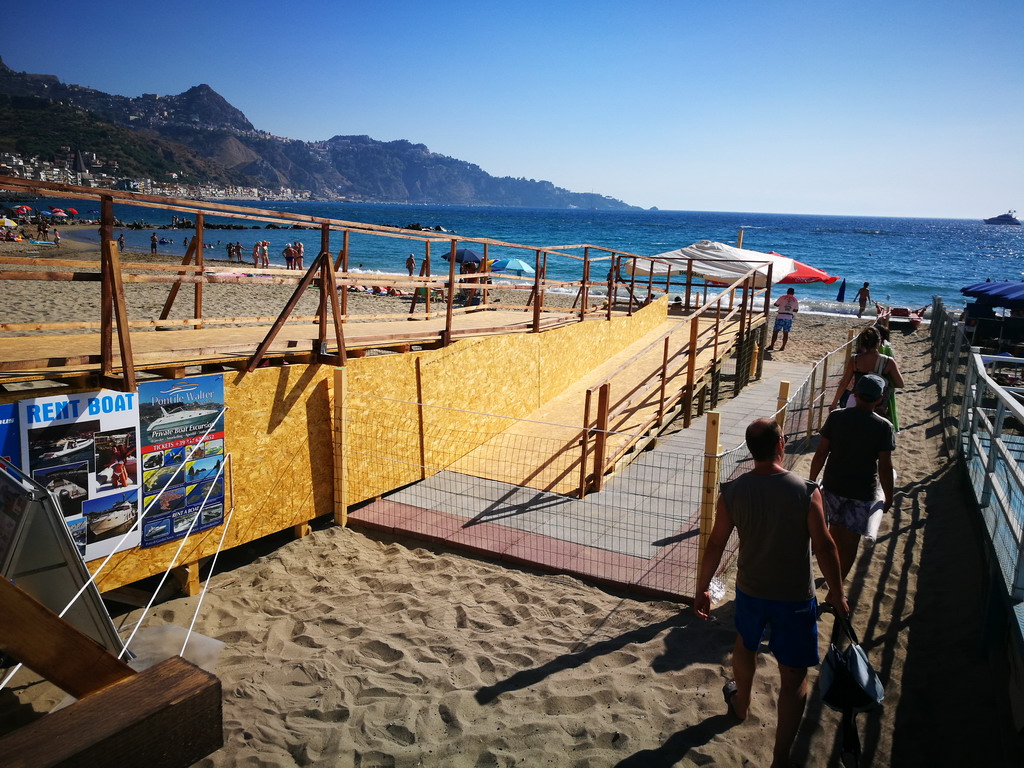 Giardini: accesso in spiaggia per i disabili