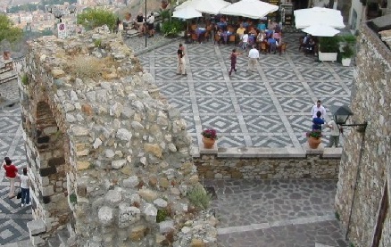 Emergenza rifiuti a Castelmola, il sindaco annuncia clamorosa protesta