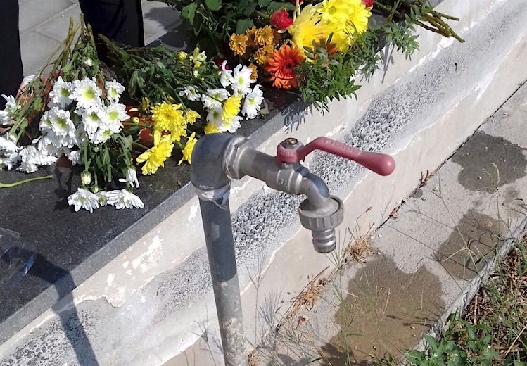 Cimitero Castanea, bidone d’acqua si porta da casa. Pure i morti lasciati all’asciutto?