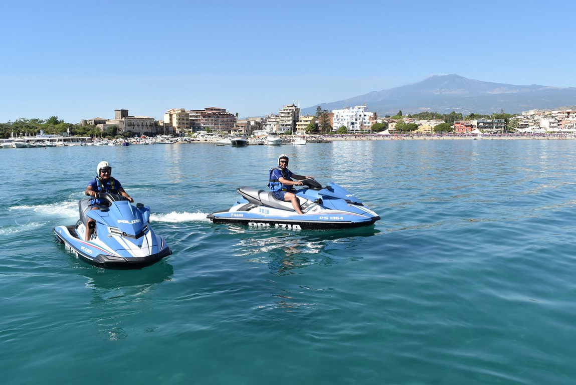 Tutti al mare, la squadra nautica della Ps setaccia la baia di Naxos
