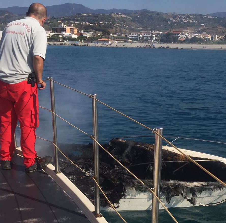 Natante in fiamme al largo di Torregrotta, 4 persone salvate dai VdF