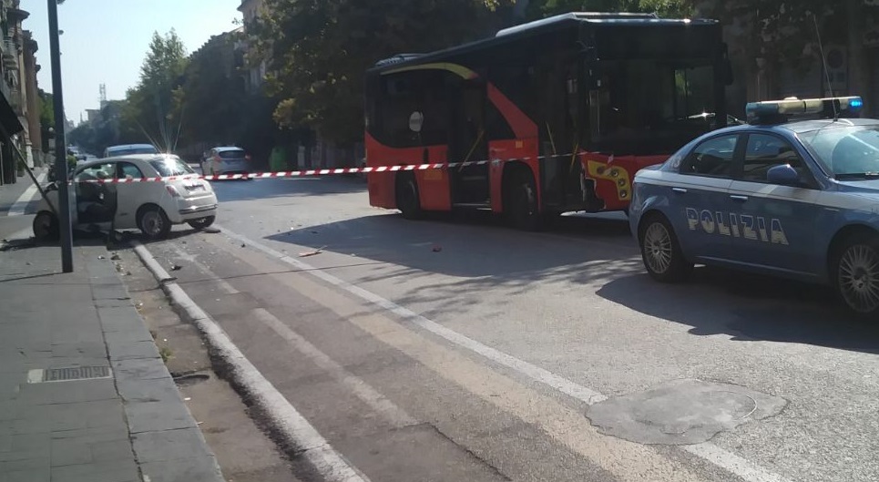 Auto contro bus in via Cavour, un ferito