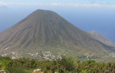 Salina, escursionista si perde nella riserva naturale, salvata grazie al cellulare