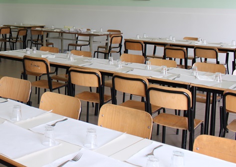 Cibo freddo e un bruco nella verdura, controlli nelle mense scolastiche