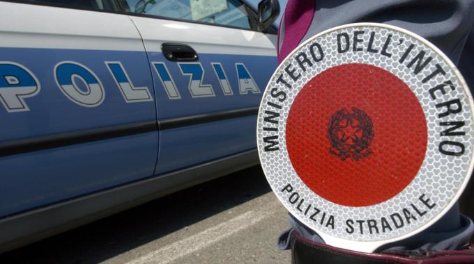 Guidava ubriaco e zig-zagava in autostrada