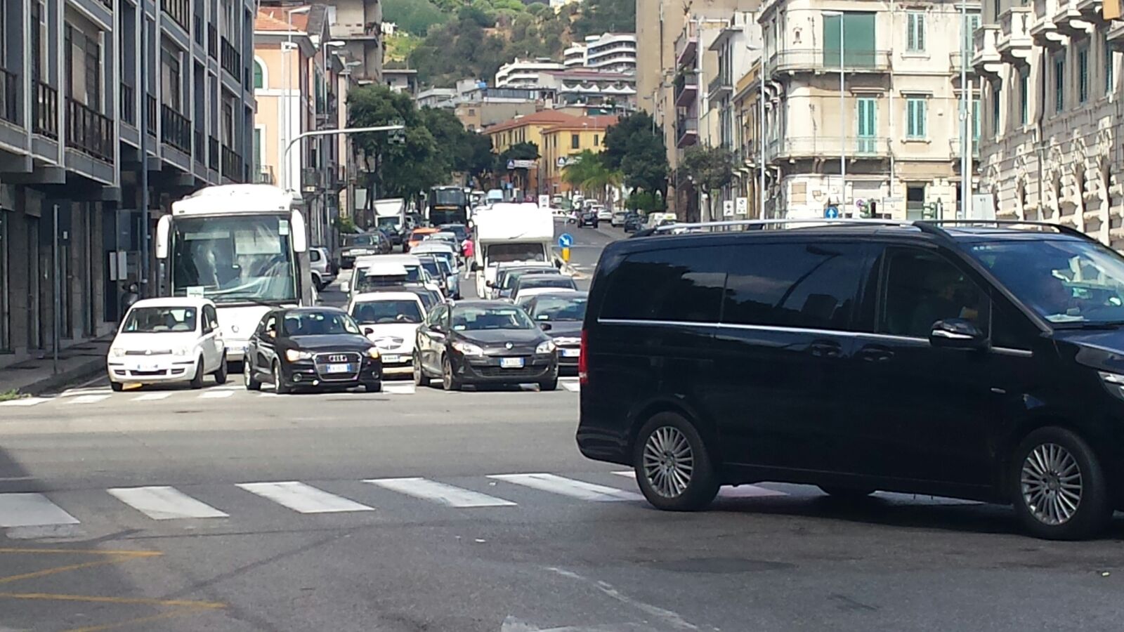 Imbarchi, strade in tilt. Code in viale Libertà