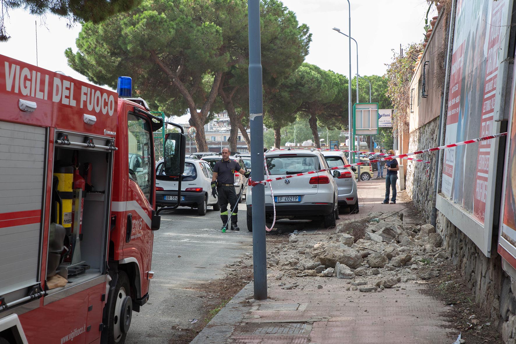 Circonvallazione, crolla muro di cinta. Tragedia sfiorata