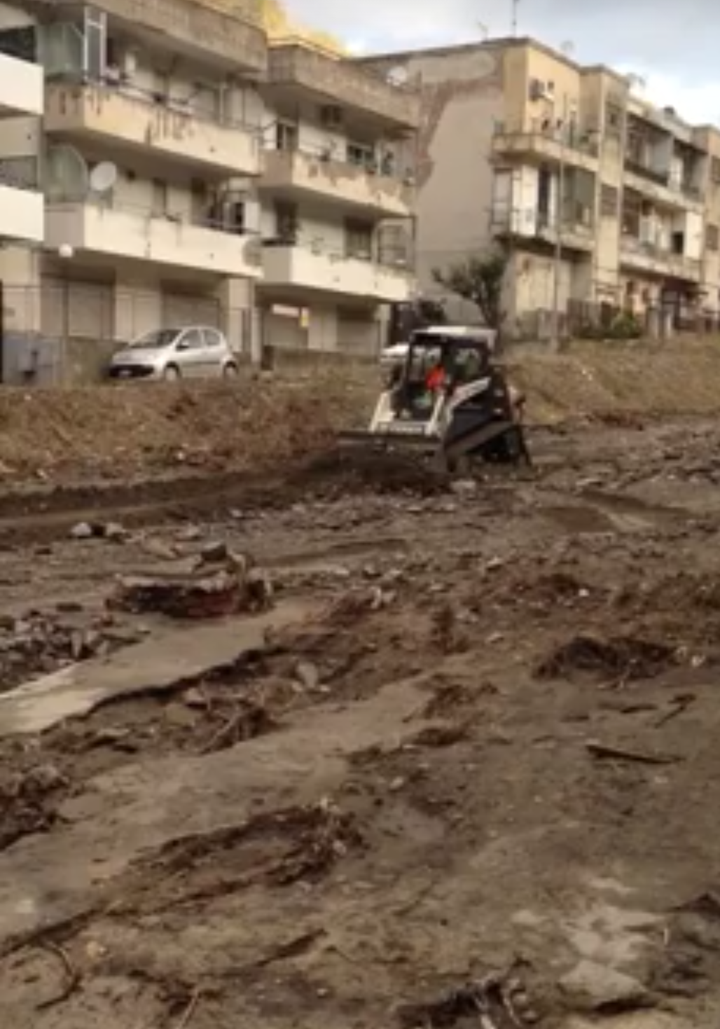 Nuove piogge, nuovi danni. Laimo: 'Esondato torrente S. Michele, popolazione senz'acqua'