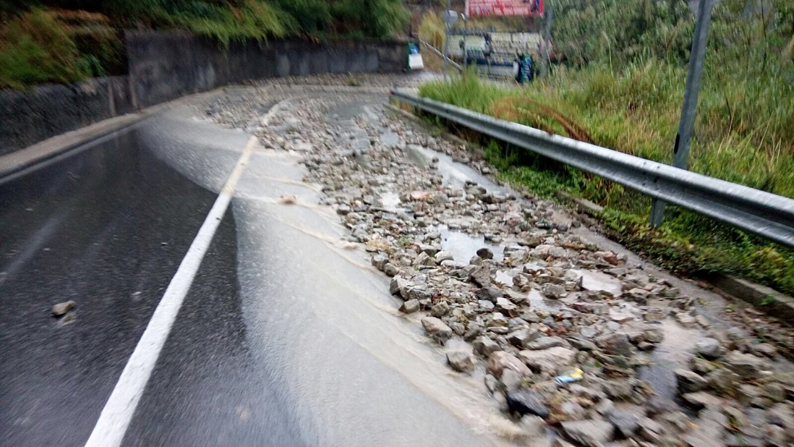 Frana in via Crocifisso, traffico veicolare chiuso