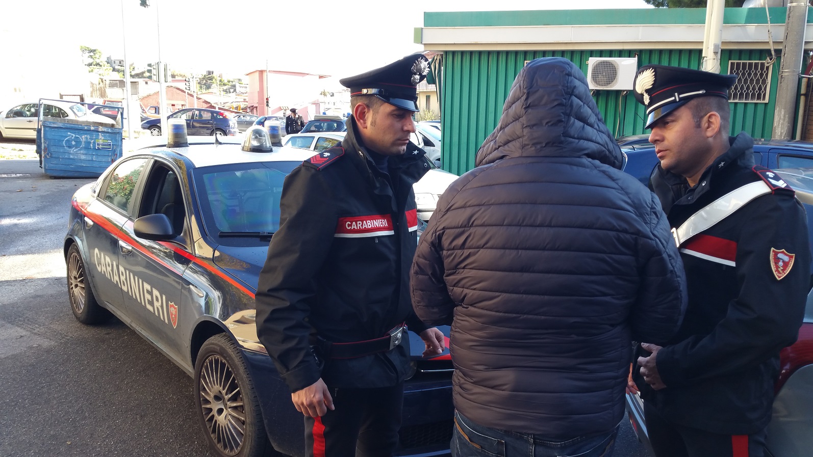 Era intento a scassinare un'auto, 38enne finisce in manette