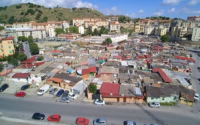 2722 baracche da radere al suolo ma la rilevazione valida è del 2002. Sì ad alloggi privati ma quali garanzie?