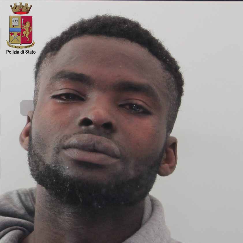 Calci e spintoni nei confronti dei poliziotti, arrestato giovane nigeriano