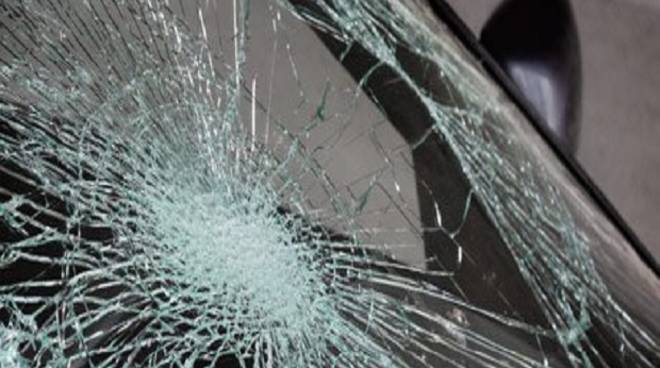 Alcara Li Fusi, massi e detriti precipitano su un'auto