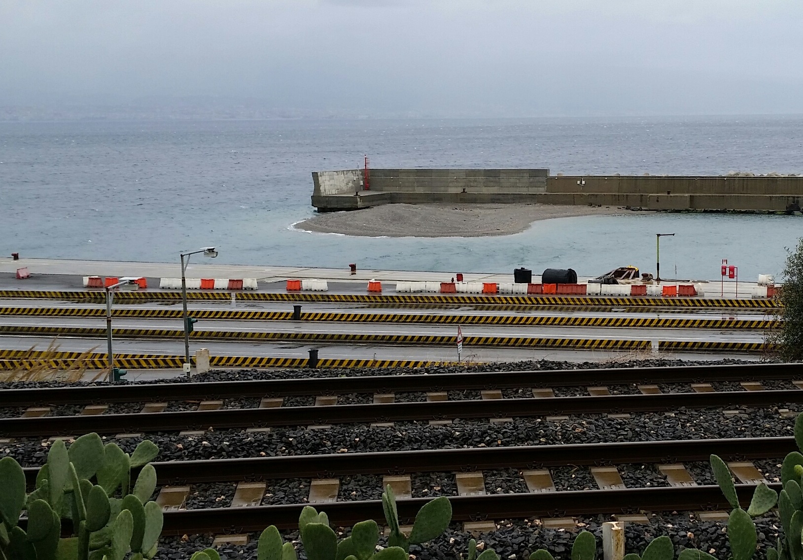 Porto di Tremestieri, il Genio Civile chiede delle integrazioni e i Tir invadono la città