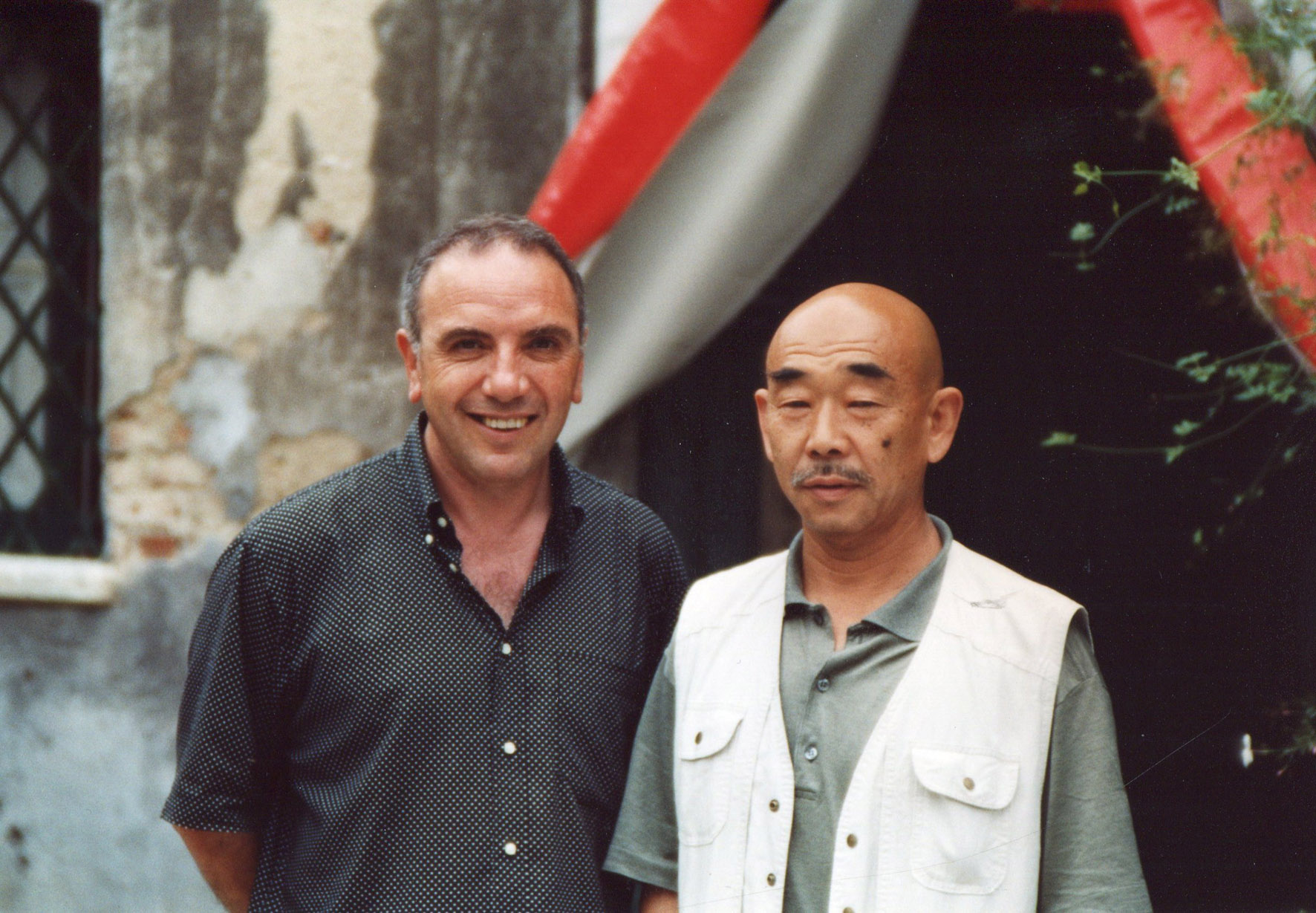 Il mondo dell'arte piange la scomparsa dell'artista Hidetoshi Nagasawa, autore della Stanza di barca d'oro presso L'Atélier sul Mare