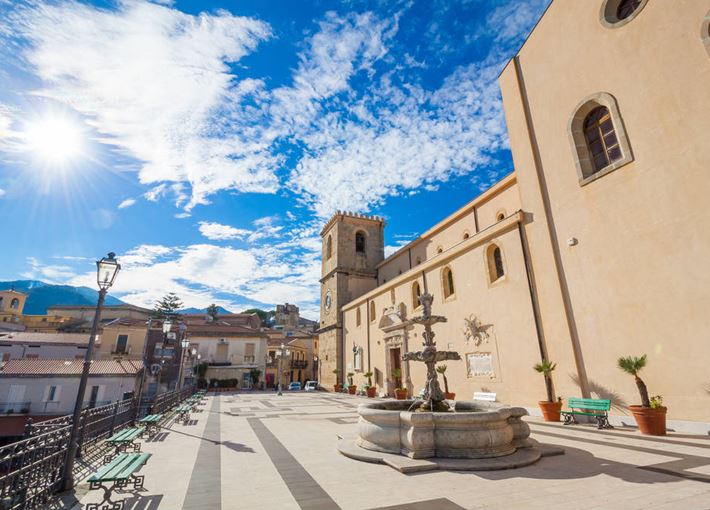 A Castroreale s'inaugura la mostra del maestro Dimitri Salonia