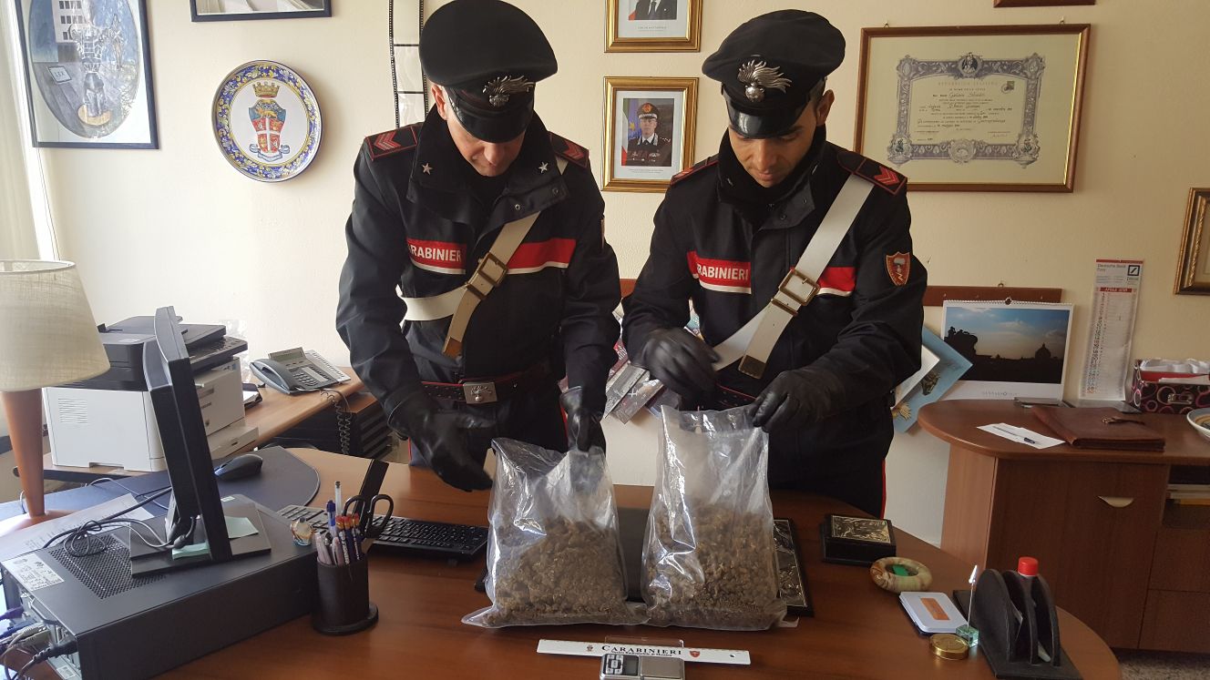 Nel giardino di casa un chilo di droga guardato da cane “Corso”, in manette coppia di 21enni
