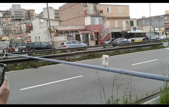 Ennesimo palo della luce precipita in strada a Camaro all’uscita scuola. Nessun ferito ma non è colpa del vento