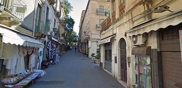 Meno caos in via Teatro Greco, ipotesi nicchie per vendere souvenir