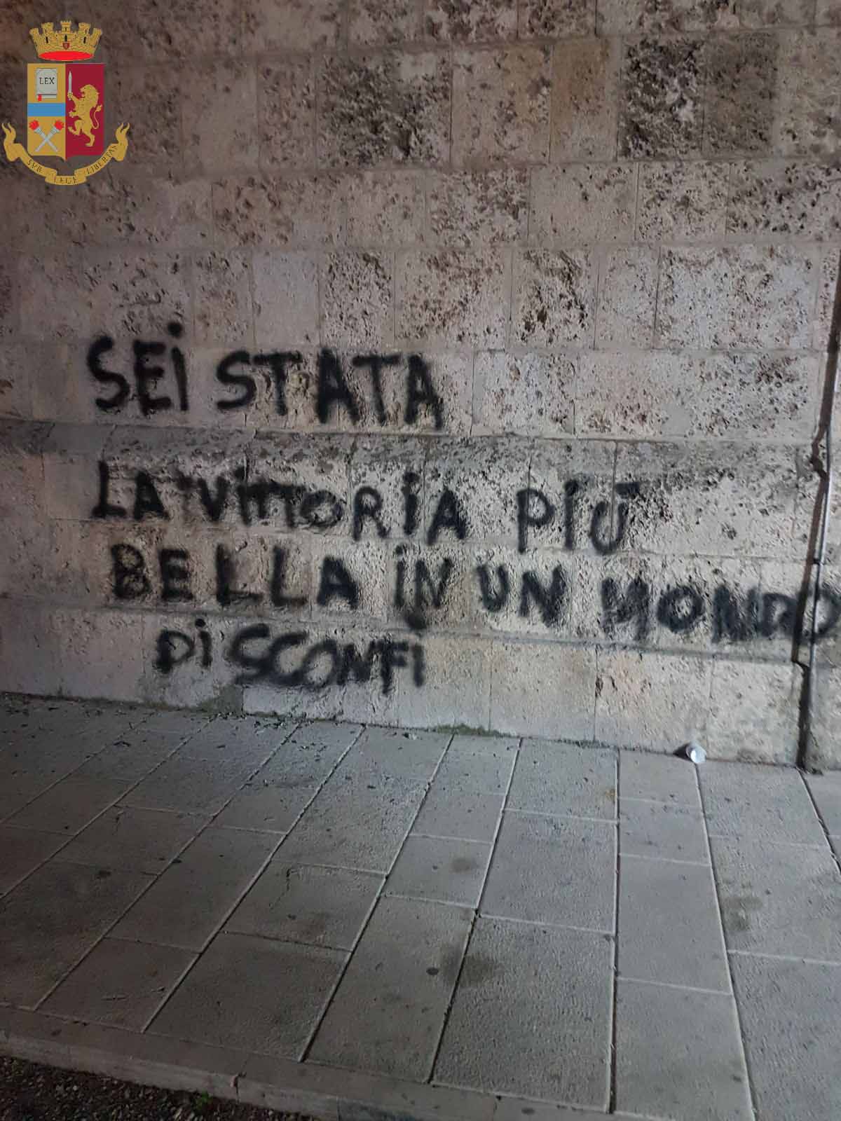 Imbratta i muri del Duomo per fare un omaggio alla propria fidanzata: denunciato