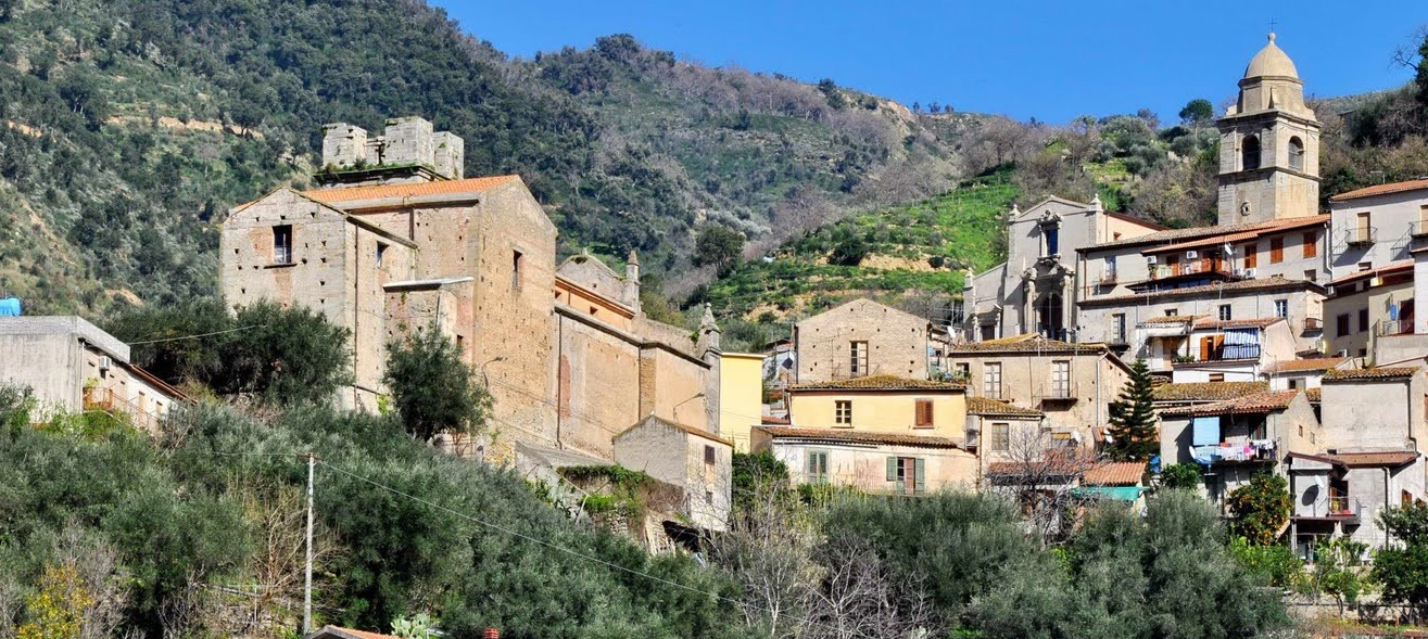Auto precipita in un burrone, due morti a Sant'Angelo di Brolo