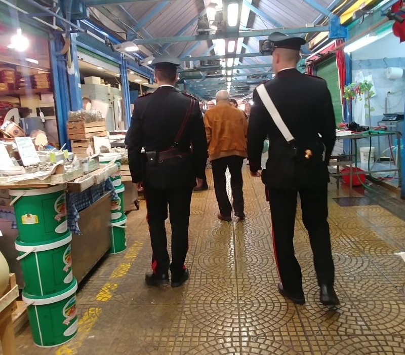 Prodotti decongelati spacciati per freschi. Blitz dei carabinieri al mercato Vascone