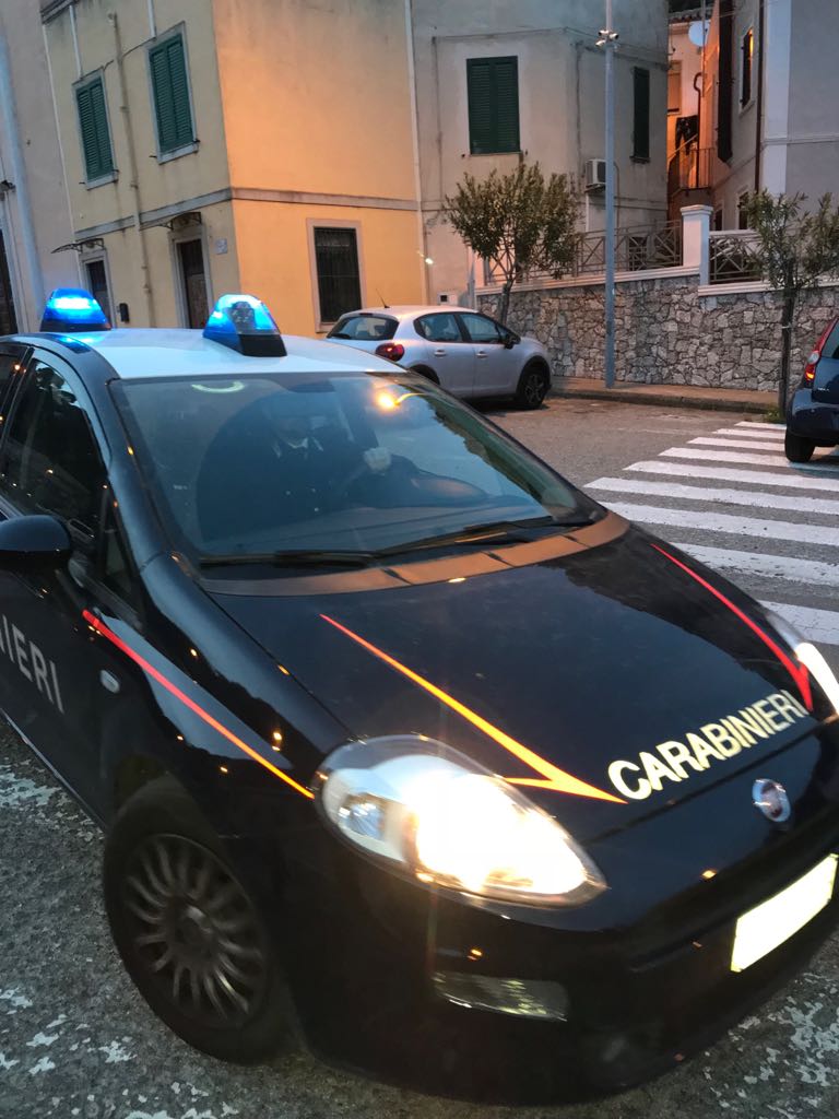 Aggredisce la convivente, la figlia di 6 anni avvisa i carabinieri