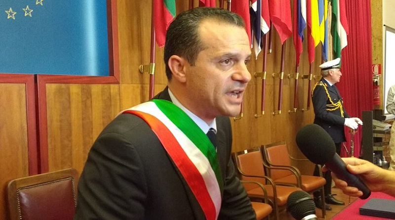 La CGIL contro lo sceriffo De Luca: "A rischio il rapporto con i dipendenti comunali"