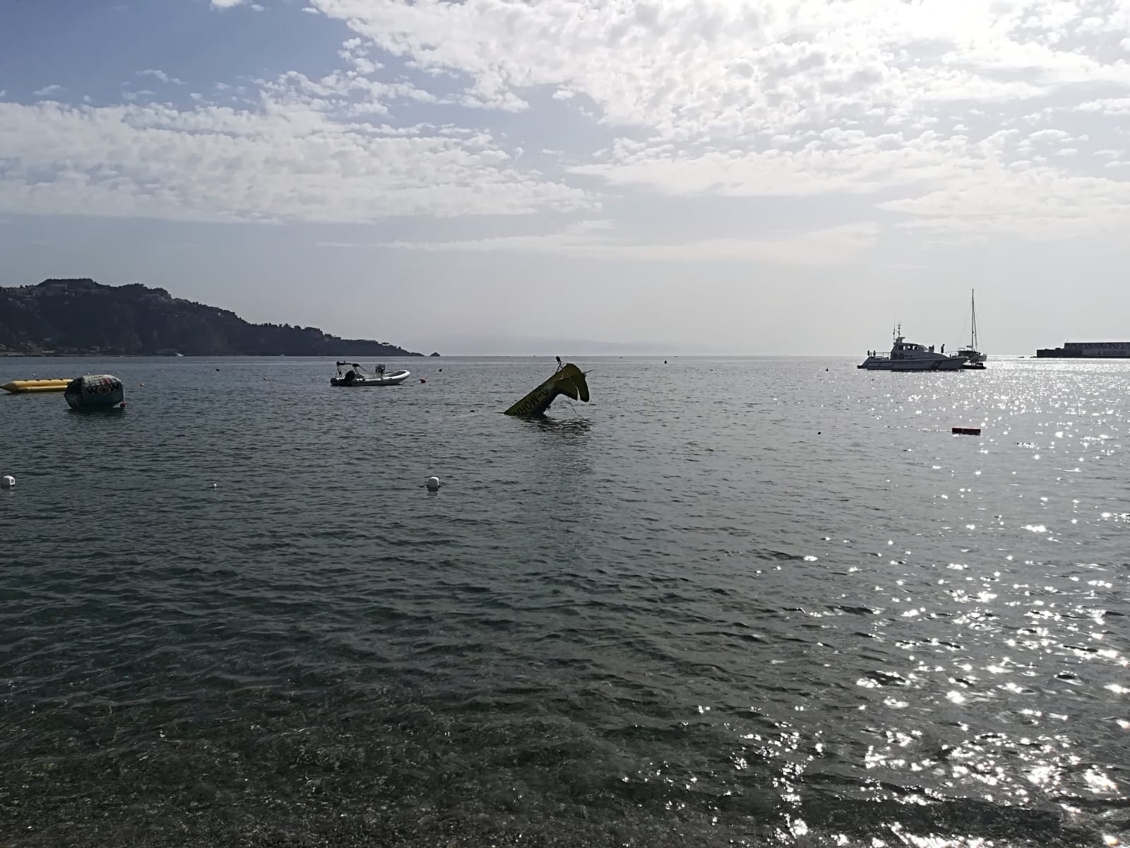 Aereo monoposto precipita quasi in spiaggia a Giardini