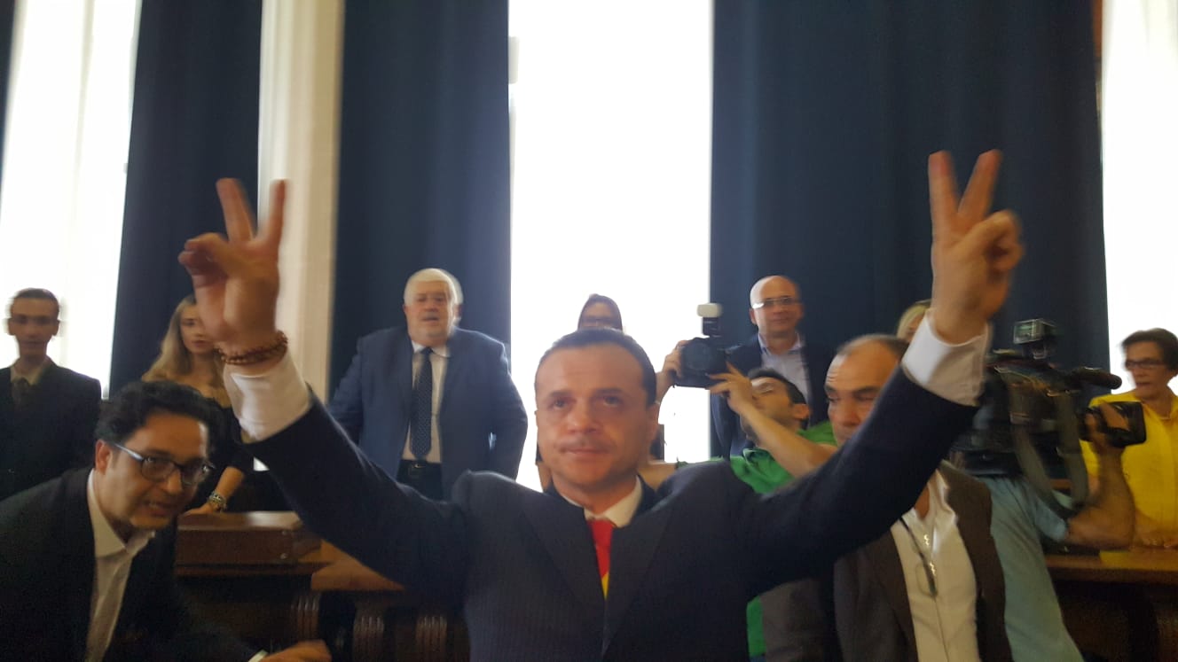 De Luca proclamato sindaco, offerta ai consiglieri la "delega al governo"