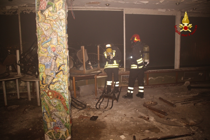 Ex hotel Riviera in fiamme, indagini a tutto campo