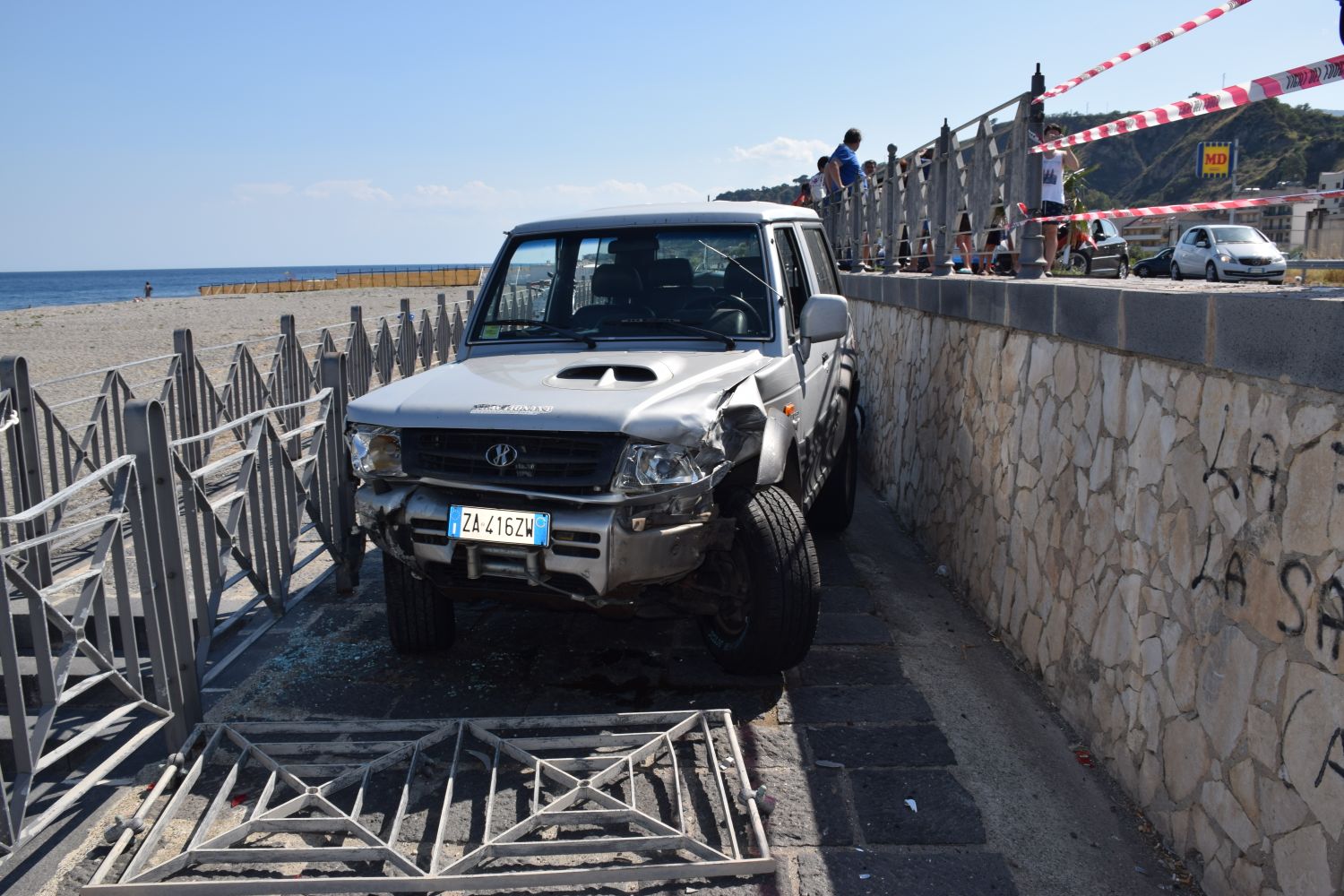 Carambola a Santa Margherita: jeep perde il controllo e si schianta sulle auto in sosta
