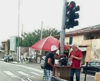 Camaro, ambulante creativo vende caffè con macchinetta alimentata dal semaforo