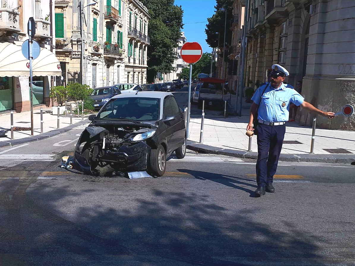 Non rispetta lo stop e investe il bus, miracolosamente nessun ferito