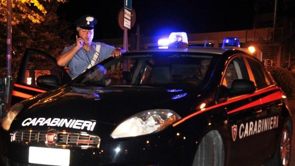 Tampona un'auto, scappa e finge il furto della propria: follia nella movida messinese