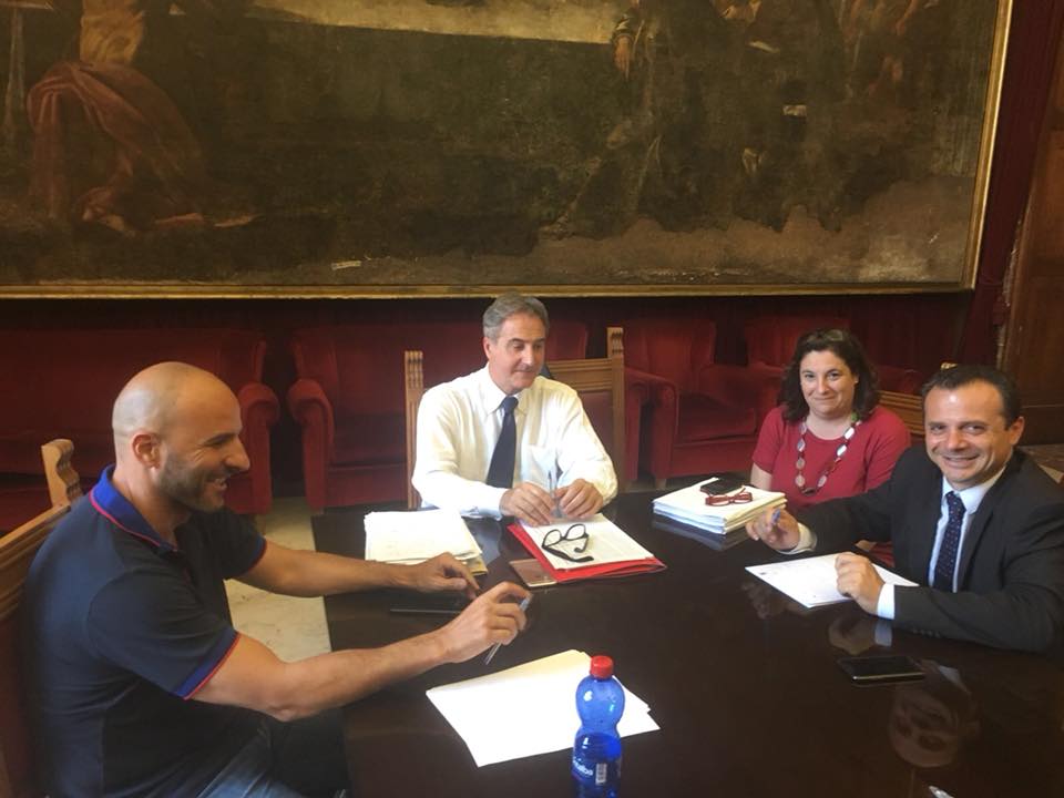Atm, De Luca silura il tram: "Troppo costoso, si può sospendere"