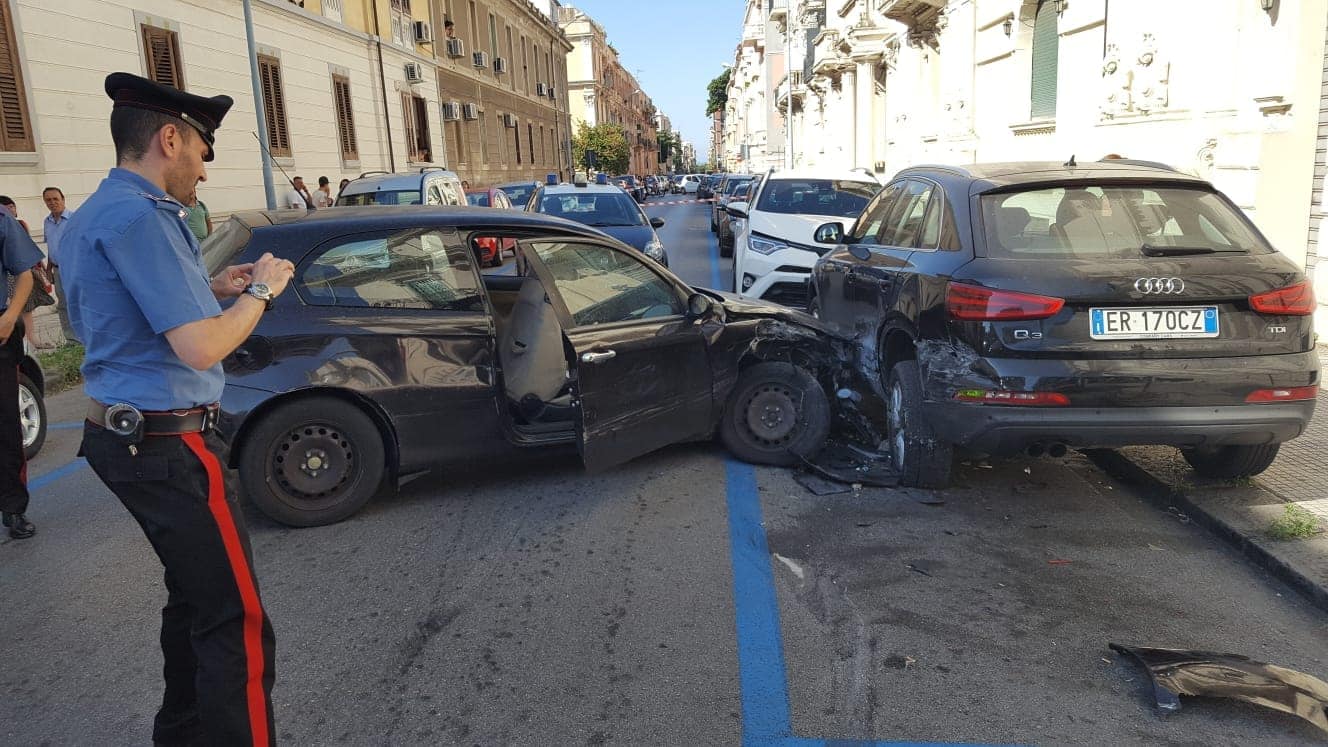 Guida un'auto non assicurata e scappa alla vista del posto di blocco: folle inseguimento sul viale Europa