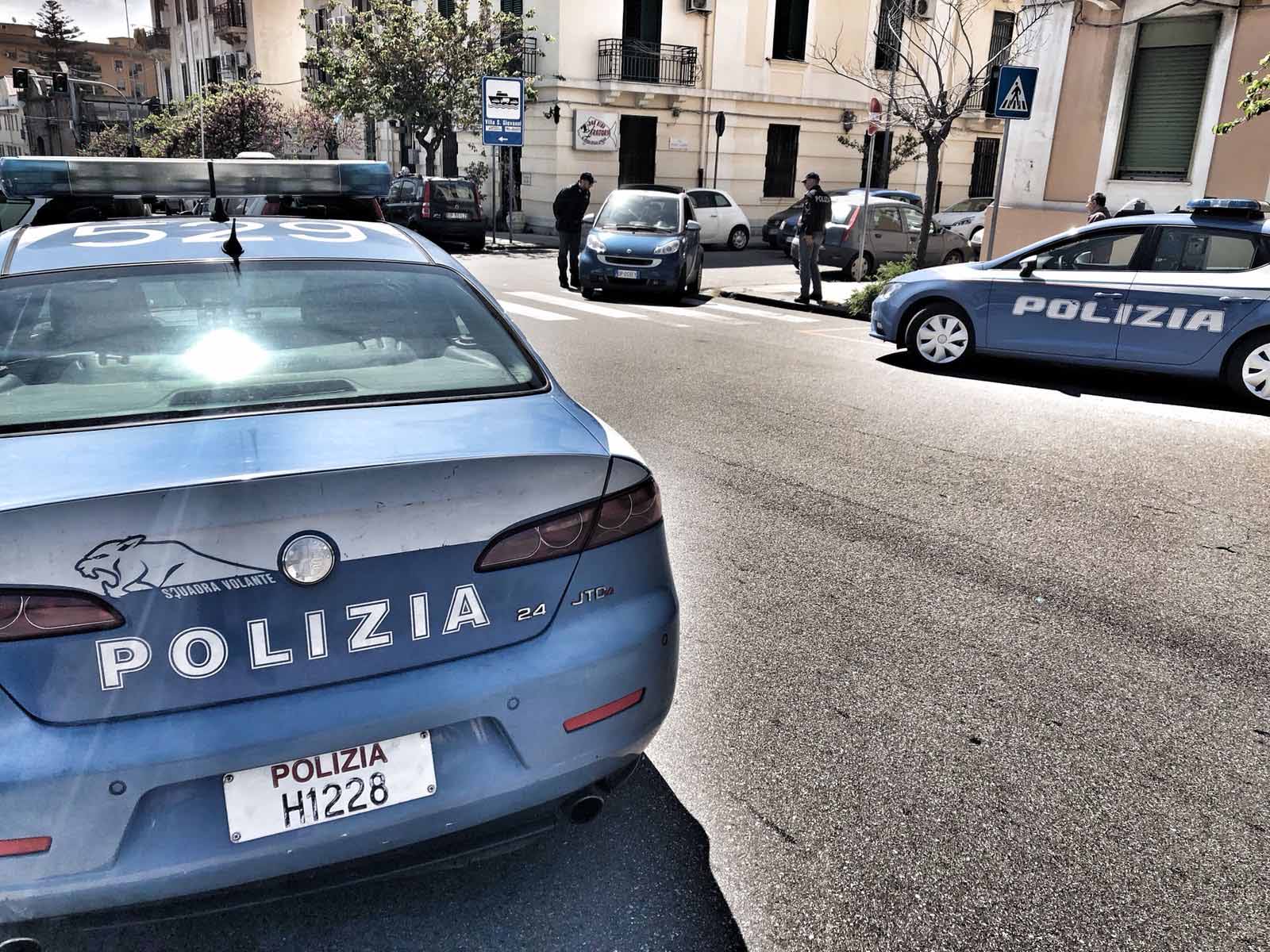 Sbatte la compagna contro il lavello e poi distrugge la cucina, 25enne arrestato dalla polizia