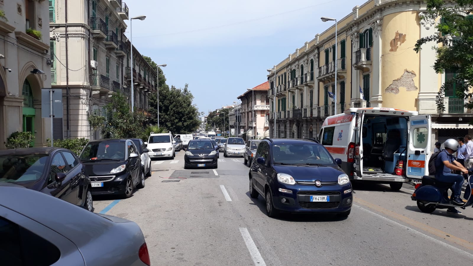Corso Cavour, autovettura centra motociclista