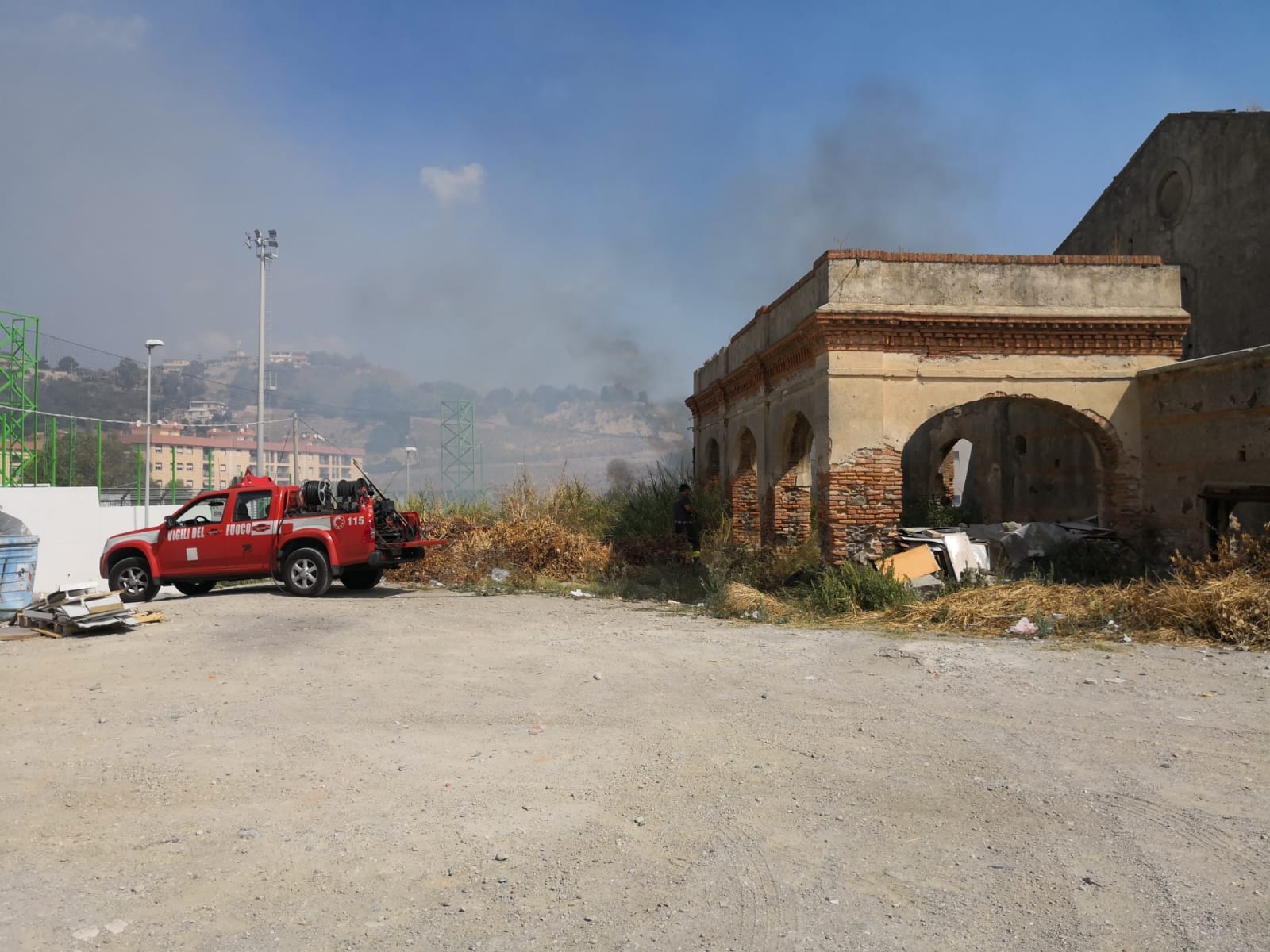 Ex Polveriera a fuoco, le fiamme sfiorano le abitazioni