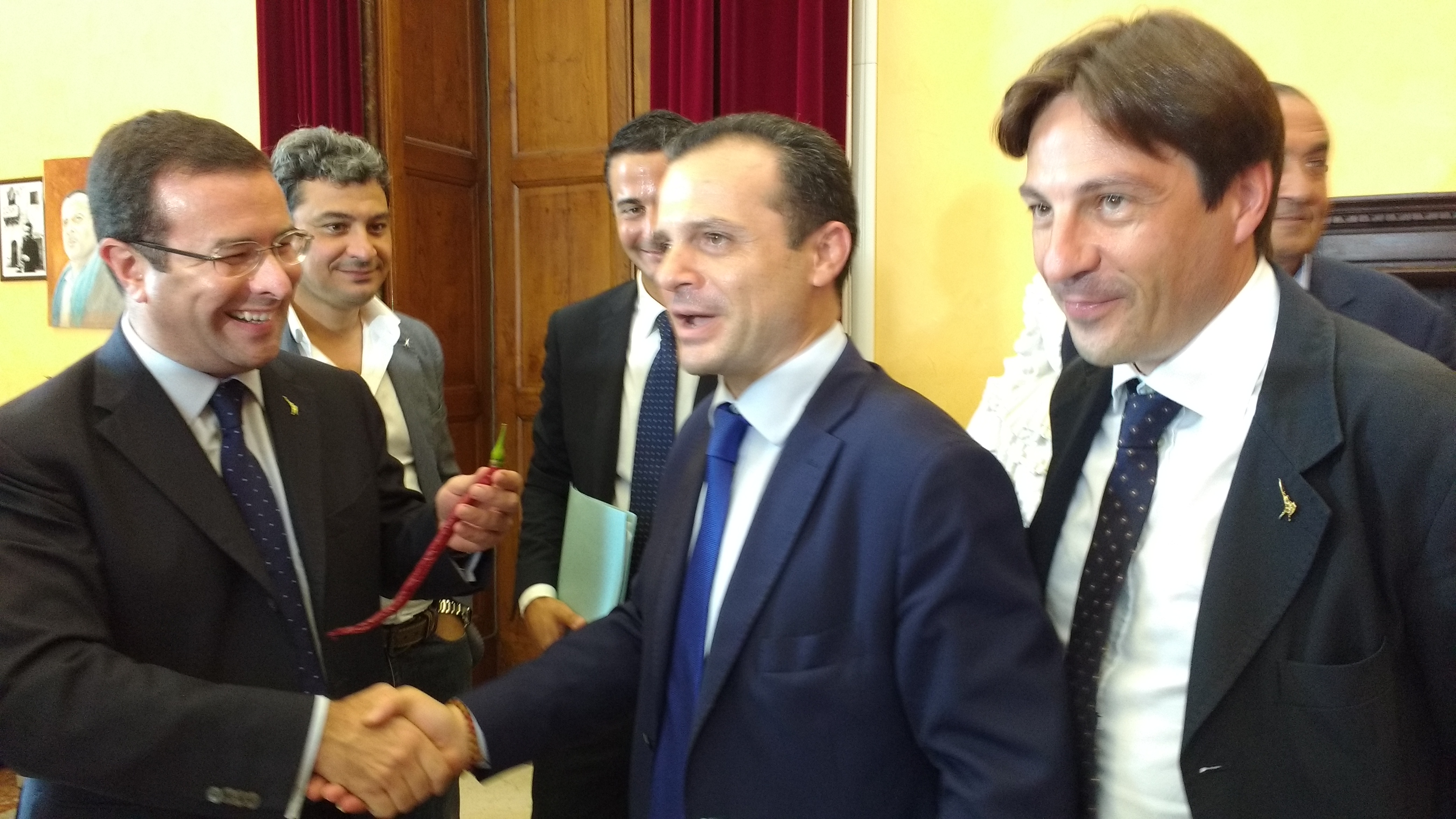 "Alleanza al peperoncino che risana", Candiani: "Quando De Luca sarà pronto, parleremo dei milioni". Sindaco: "Avviata già istruttoria quindi già scattante"