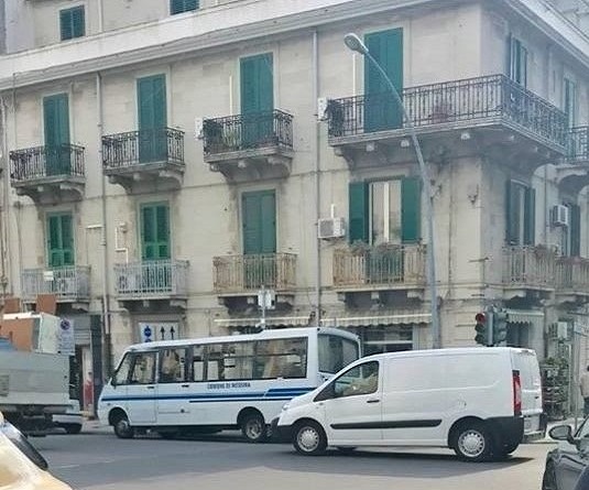 In soccorso di 21 ragazzini disabili tre pulmini di cooperativa, scuse pubbliche di De Luca per averli lasciati a casa per 3 giorni