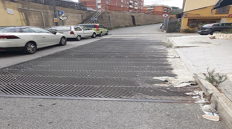 Via Torrente San Licandro, ci vuole stomaco "forte" per esalazioni griglia di scolo. Laimo: “Amam sprigioni soluzioni”