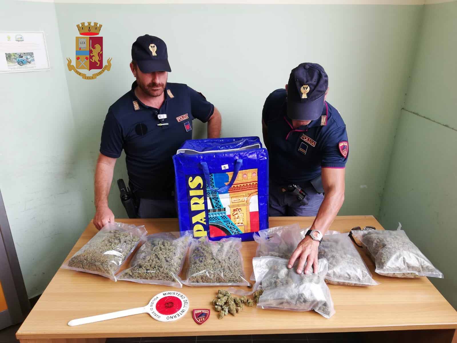 Oltre due chili di marijuana in casa, 44enne finisce in manette