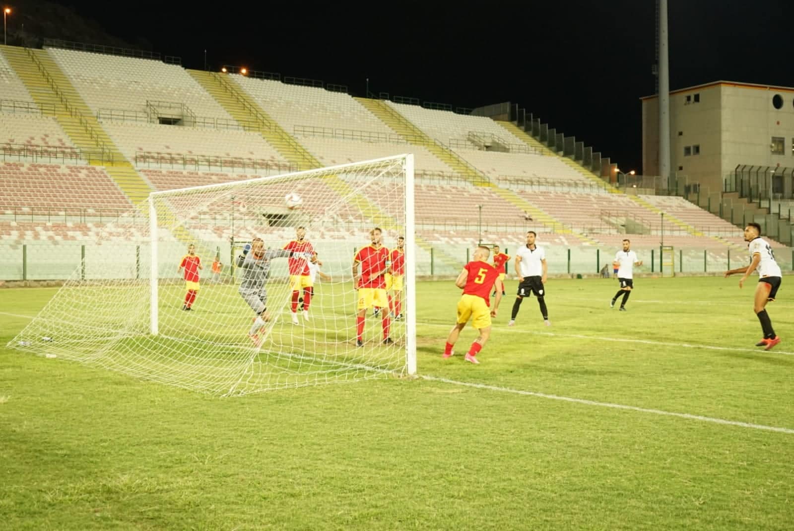 Gol nel silenzio, il Messina batte l'Igea e va avanti in Coppa