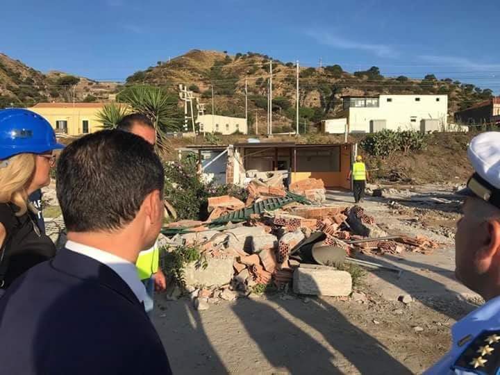 Via il manufatto abusivo e benvenuto neo approdo di Tremestieri, De Luca fa abbattere ultimo scoglio all'ampliamento ed "esorcizza" penali