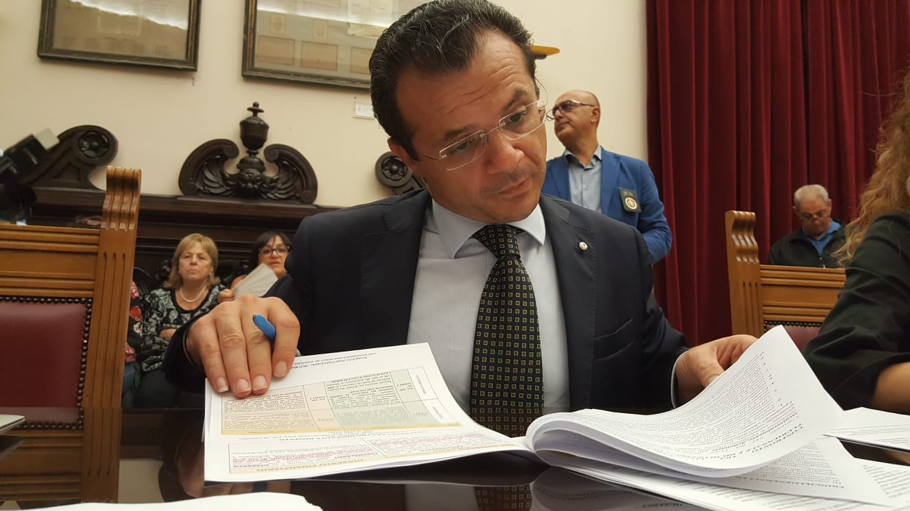 Incubo rifiuti, De Luca ammette: "Molti mezzi guasti"
