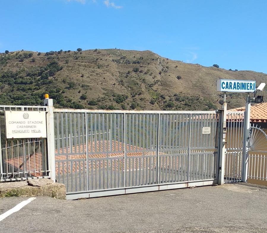 Evade dai domiciliari e scippa turista a Taormina, 30enne arrestato dai carabinieri di Mongiuffi
